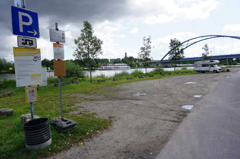 Wohnmobilstellplatz an der Mainbrücke
