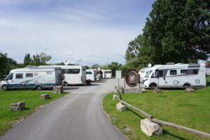 Wohnmobilstellplatz an der Mainfähre in Albertshofen