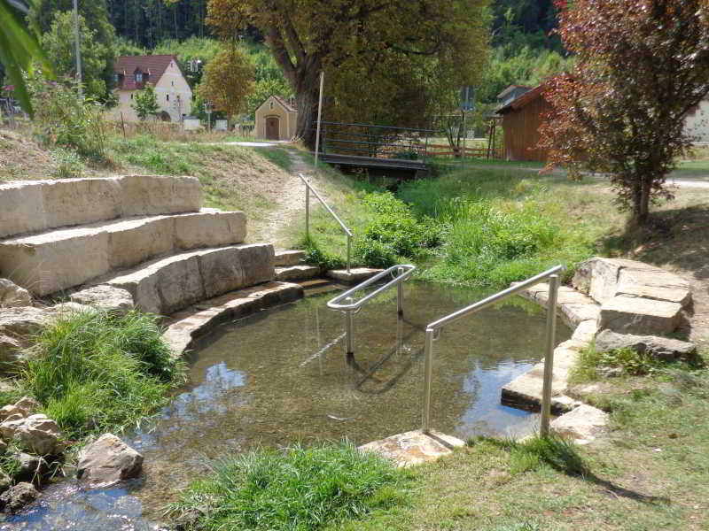 Kneippen im natürlichen Kneippbecken