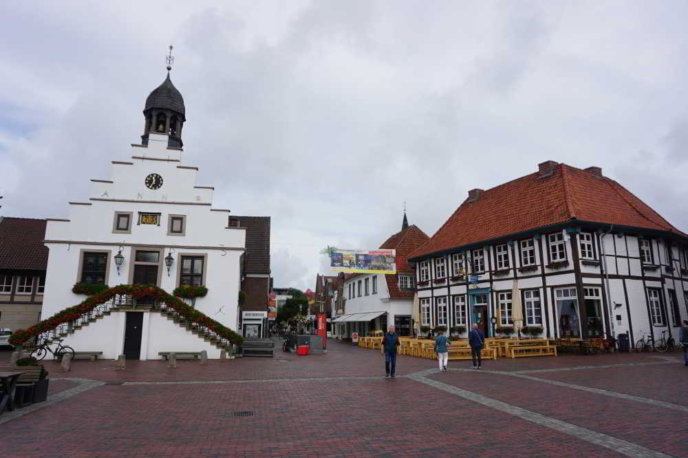 Das historische Rathaus von 1555 in Lingen Ems