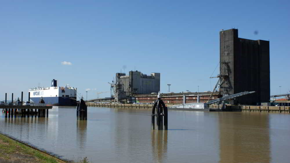 Wohnmobilstellplatz am Yacht Club in Emden