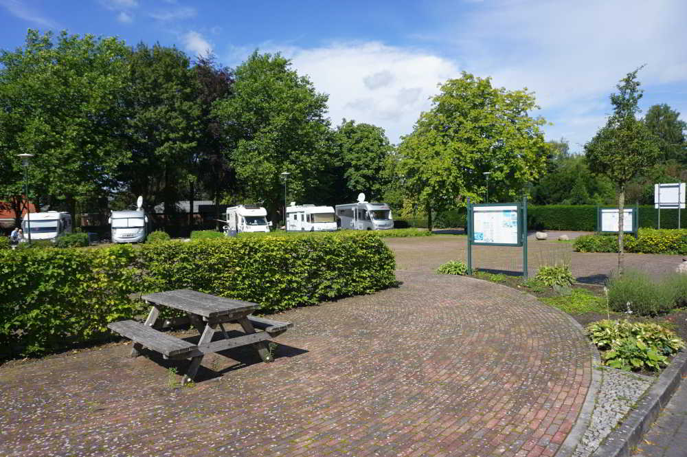 Reisemobilstellplatz auf dem Marktplatz in Hesel