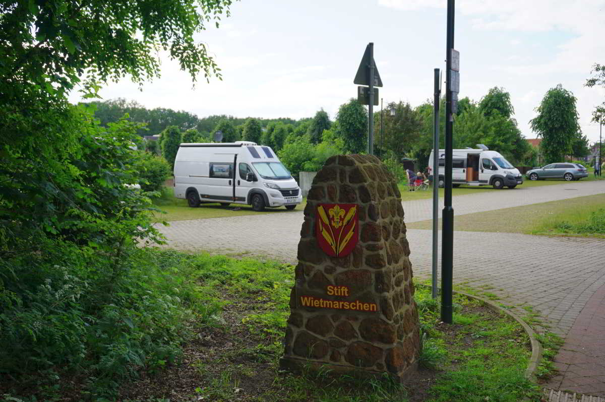 Wohnmobilstellplatz an der Wallfahrtskirche in Wietmarschen