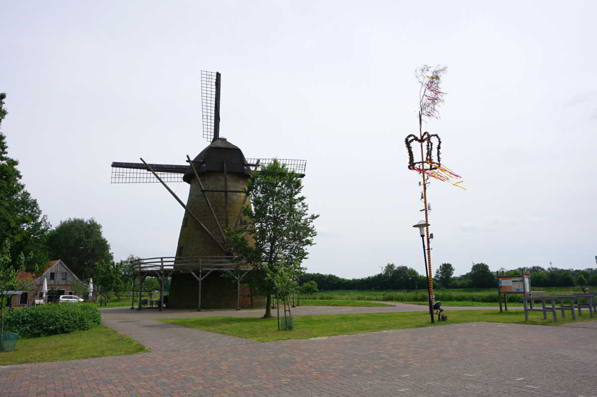 Wohnmobilstellplatz an der Mühle in Laar Die historische Windmühle in Laar