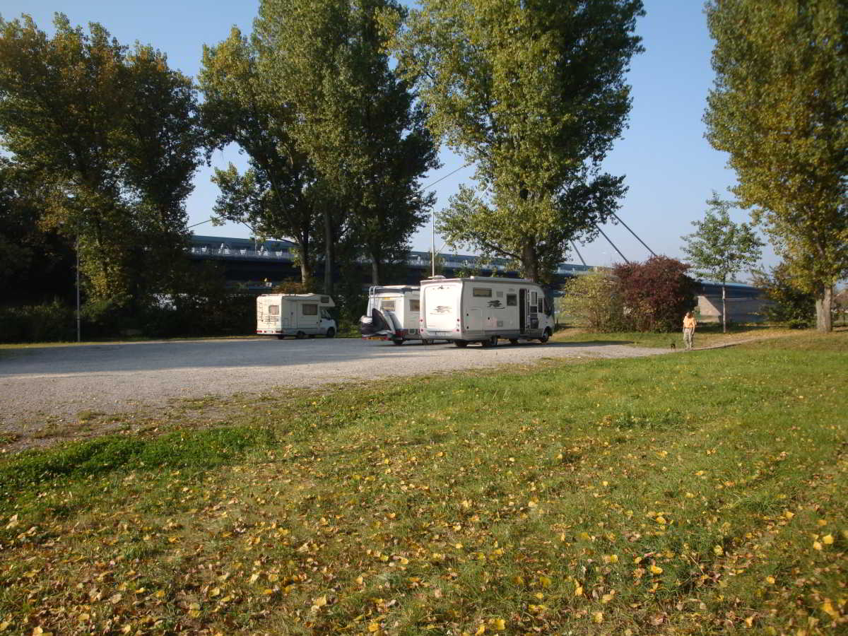 Wohnmobilstellplatz am Yachthafen Maxau