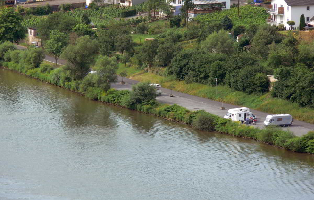Wohnmobilstellplatz an der Fußgängerbrücke in Zell