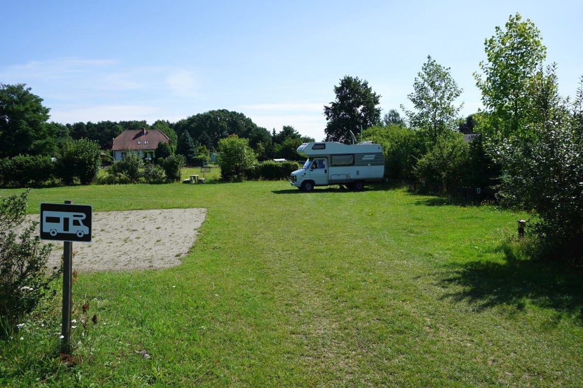 Wohnmobilstellplatz am Hütten-Camp in Döbern