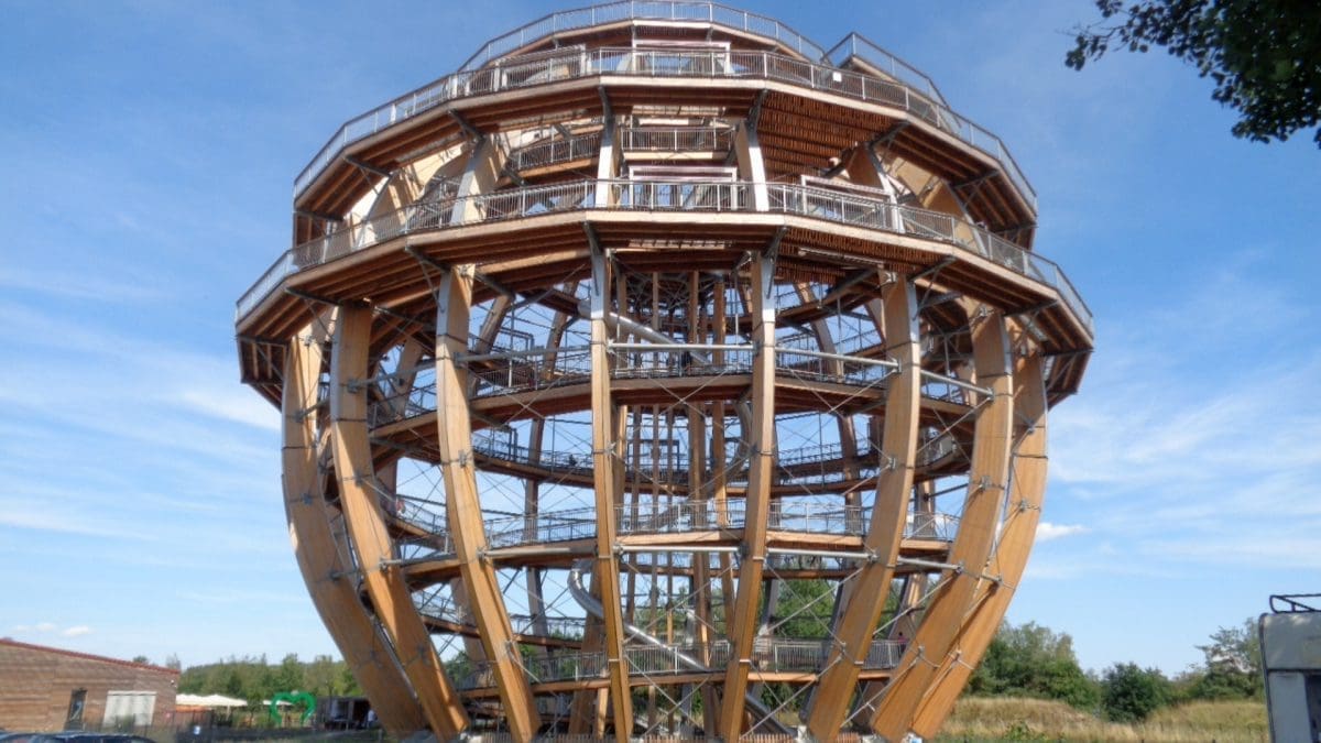 Die Erlebnisholzkugel in unmittelbarer Nähe des Steinberger Sees