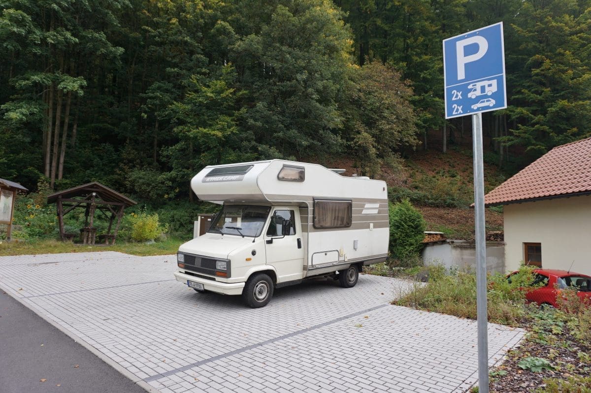 Wohnmobilstellplatz auf dem Wanderparkplatz Schönbrunn