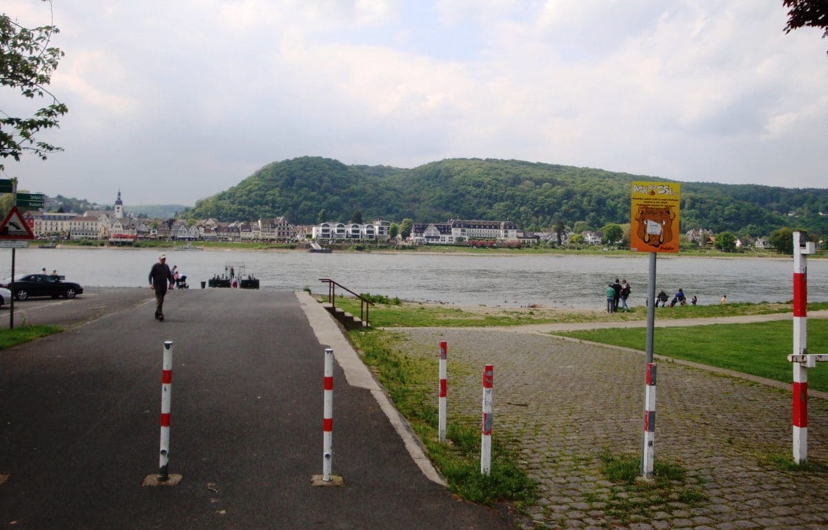 Parkplatz am Rheinufer in Bad Hönningen