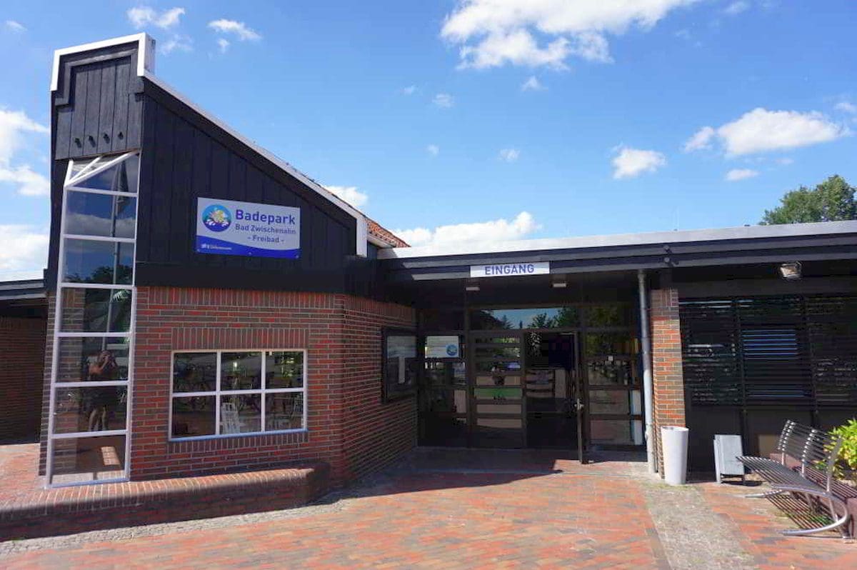 Wohnmobilstellplatz am Badepark