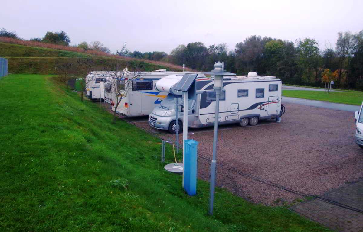 Wohnmobilstellplatz an der Gemeindehalle in Dierbach
