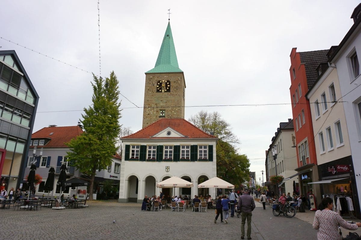 Das Bild zeigt den historischen Marktplatz in Dorsten, Deutschland, mit dem Alten Rathaus und der St. Agatha Kirche im Hintergrund