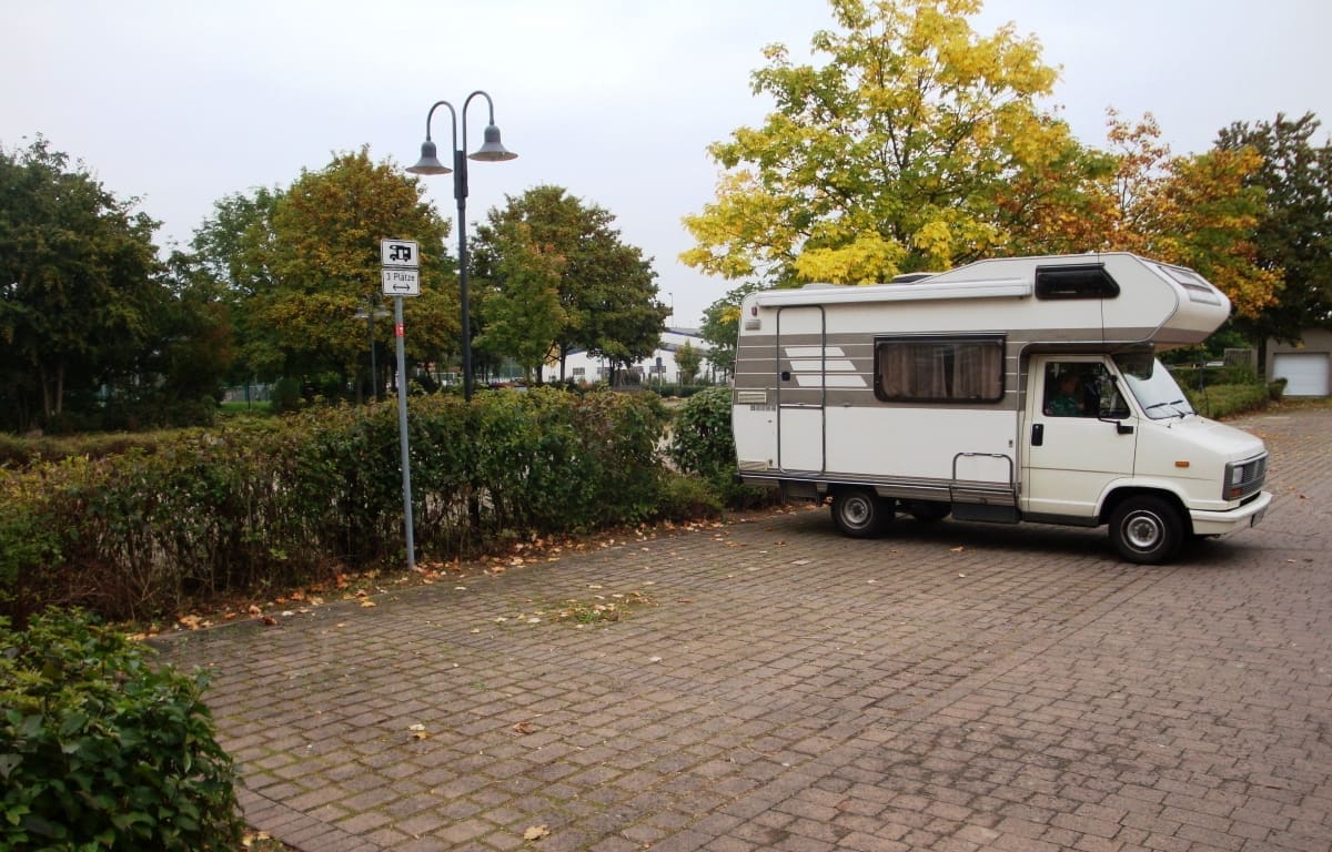 Wohnmobilstellplatz an der Petersberghalle in Gau-Odernheim