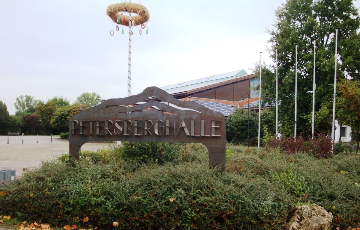 Wohnmobilstellplatz an der Petersberghalle in Gau-Odernheim