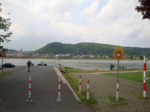 Parkplatz am Rheinufer in Bad Hönningen