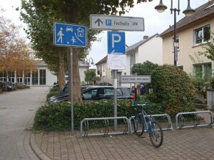 Wohnmobilstellplatz hinter der Festhalle