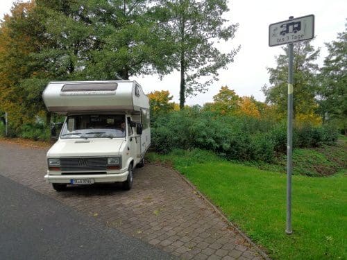 Stellplatz an der Sporthalle in Münzberg